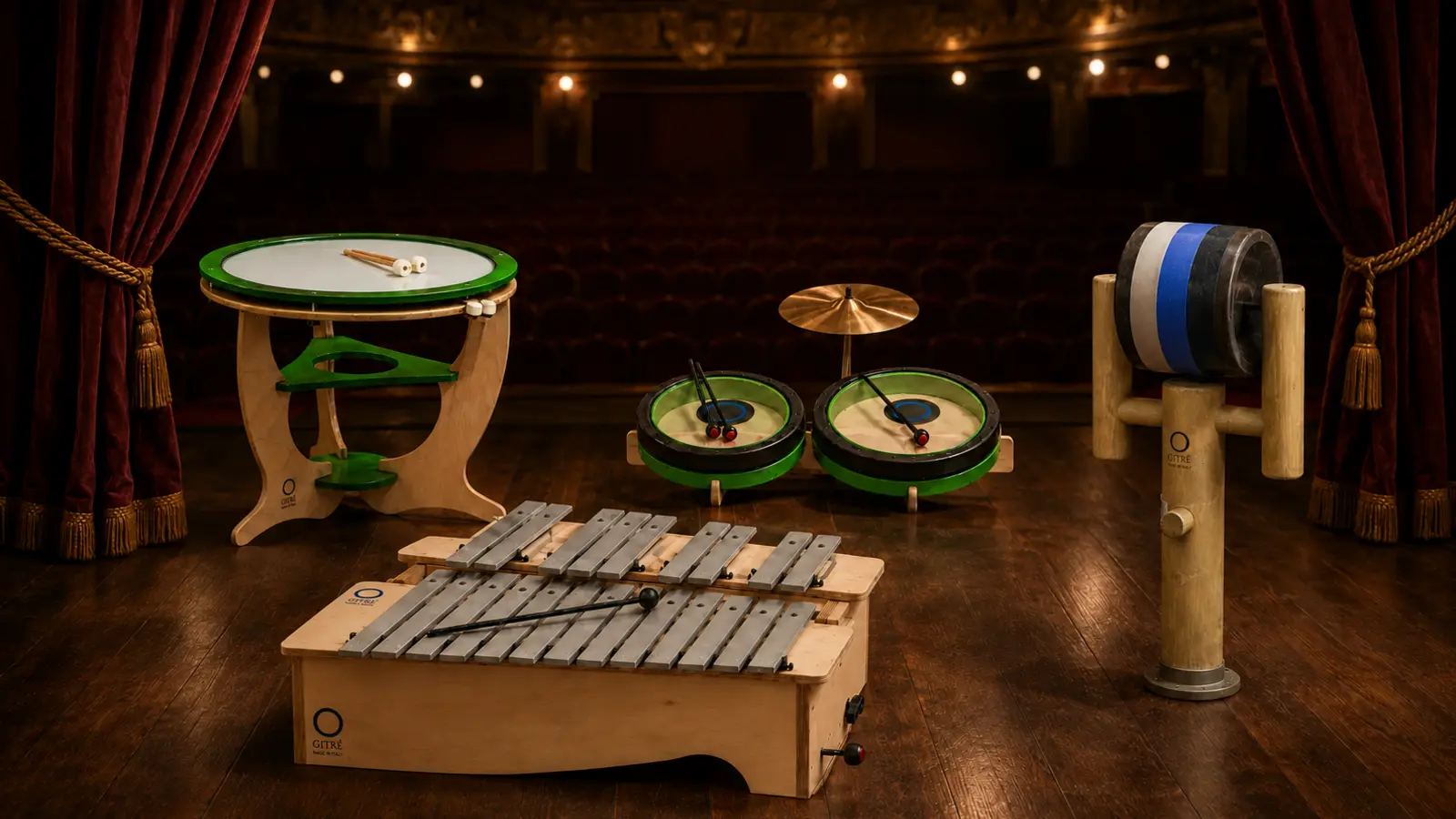 Insieme di strumenti musicali GITRÈ presentati in teatro